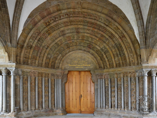 Působivý románský portál baziliky. ČTK/Švancara Petr