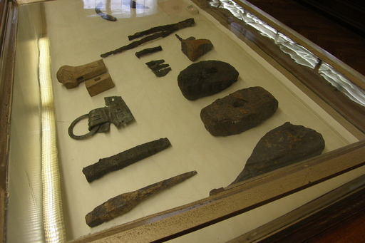 Artefakty nalezené v Býčí skále, Autor: Lasy – Vlastní dílo, CC BY-SA 3.0, https://commons.wikimedia.org/w/index.php?curid=28363158