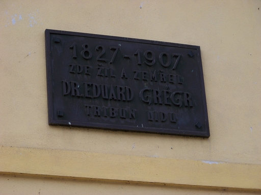 Pamětní deska E. Grégra na domě ve Lštění, v němž E. Grégr zemřel    ŠJů, Wikimedia Commons / CC BY-SA (https://creativecommons.org/licenses/by-sa/3.0)