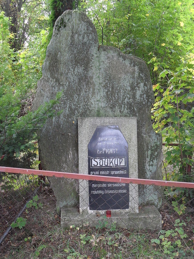 Památník Fr. Soukupa v Kamenné Lhotě u Kutné Hory      By Stribrohorak - Own work, CC BY-SA 3.0, https://commons.wikimedia.org/w/index.php?curid=36943680