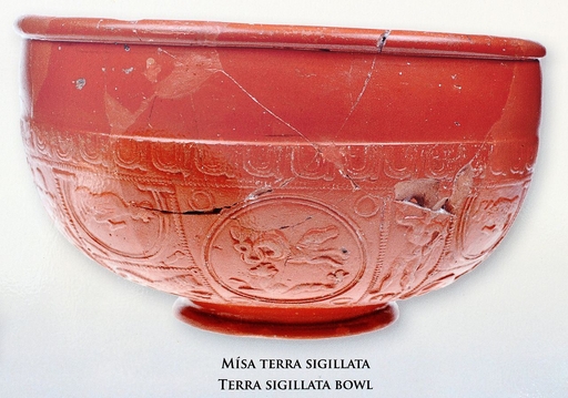 Keramika terra sigilata, Autor: Jan Sapák – Vlastní dílo, CC BY-SA 3.0, https://commons.wikimedia.org/w/index.php?curid=28723898