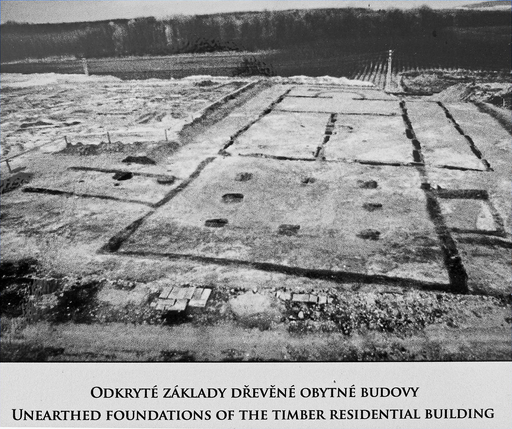 Základy budovy na území římského tábora (Hradisko- Mušov), Autor: Jan Sapák – Vlastní dílo, CC BY-SA 3.0, https://commons.wikimedia.org/w/index.php?curid=28723898