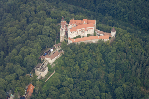 Letecký snímek hradu. Autor: Pan Hyde, licence CC BY-SA 3.0, https://commons.wikimedia.org/wiki/File:Pern%C5%A1tejn_(leteck%C3%BD_sn%C3%ADmek).jpg