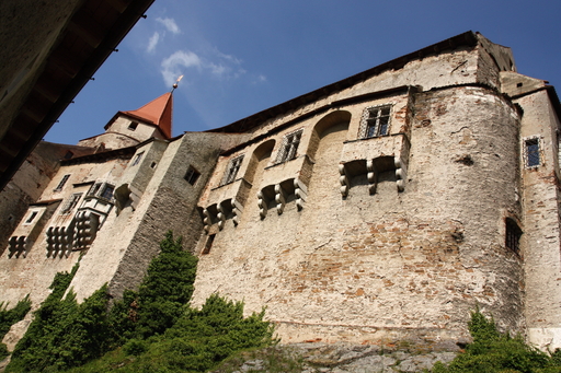 Pohled na pozdně gotické arkýře hradního jádra. Autor: Ptrantina, licence CC BY-SA 3.0, https://commons.wikimedia.org/wiki/File:Pernstejn_066.JPG