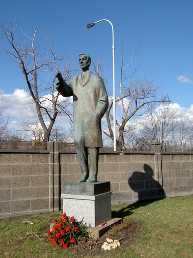 Pomník Jana Švermy na pražských Olšanských hřbitovech     Dezidor / CC BY-SA (http://creativecommons.org/licenses/by-sa/3.0/)