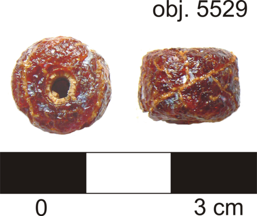 Jantarový korálek z doby bronzové nalezený na Moravě, VonFalkenstein / CC BY, https://creativecommons.org/licenses/by/3.0