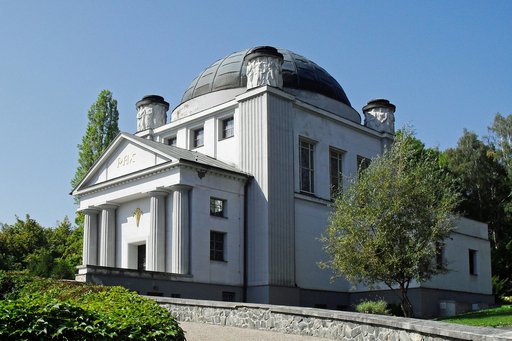 Bývalé krematorium Nymburk. Architekt Anton Switil – Autor: Terez, licence CC BY-SA 3.0, https://commons.wikimedia.org/wiki/File:B%C3%BDval%C3%A9_krematorium_v_Most%C4%9B.jpg