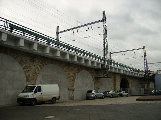 Autor: Petr Vilgus / CC BY-SA (https://commons.wikimedia.org/wiki/File:Negrelliho_viadukt_u_karlinskeho_divadla.jpg)