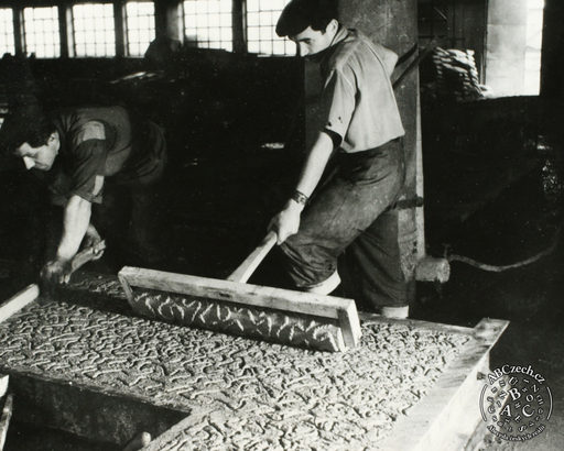 Fotografická dokumentace výroby panelů domu G 40 ve Zlíně, 1953–1954. UPM.