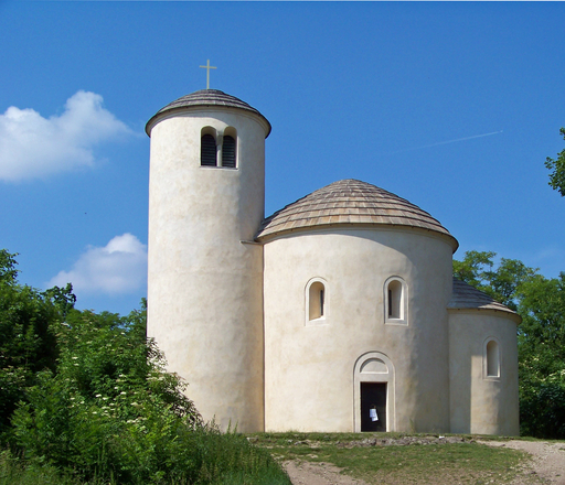 Rotunda sv. Jiří na hoře Říp. Autor: ŠJů (cs:ŠJů), licence: CC BY-SA 3.0, https://upload.wikimedia.org/wikipedia/commons/a/af/%C5%98%C3%ADp%2C_rotunda_svat%C3%A9ho_Ji%C5%99%C3%AD.jpg