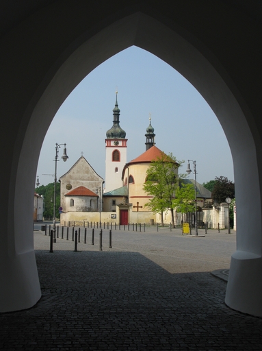 Bazilika sv. Václava ve Staré Boleslavi. Autor: Boleslav, licence: Public domain, https://upload.wikimedia.org/wikipedia/commons/0/0a/BazilikasvVaclavasb.jpg