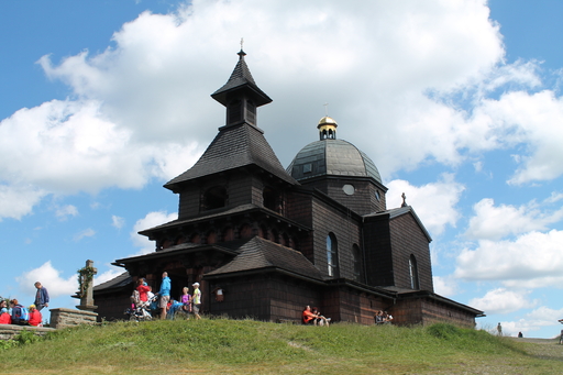 Kaple Cyrila s Metoděje na Radhošti. Autor: Harold, licence: CC BY-SA 3.0, https://upload.wikimedia.org/wikipedia/commons/0/05/Trojanovice%2C_Radho%C5%A1%C5%A5%2C_kaple_sv._Cyrila_a_Metod%C4%9Bje_%282016-07-07%3B_02%29.jpg