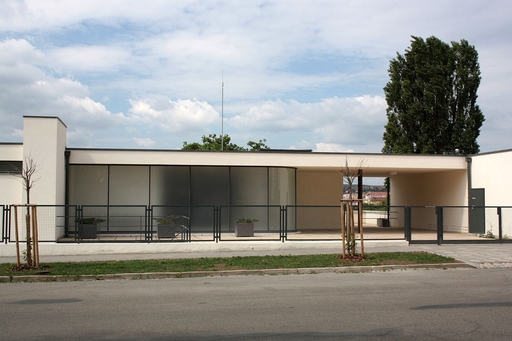 Vila Tugendhat – Autor: Harold, licence CC BY-SA 3.0, https://commons.wikimedia.org/wiki/File:Brno,_%C4%8Cern%C3%A1_Pole,_%C4%8Cernopoln%C3%AD,_vila_Tugendhat_(02).jpg