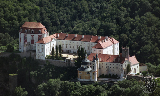 Celkový pohled na zámek. Zleva lze postupně vidět Sál předků, hlavní zámeckou budovu, kapli Nejsvětější Trojice a nádvoří s gotickou hradní věží. ČTK/Fotobanka, ČTK/Berger Jiří.